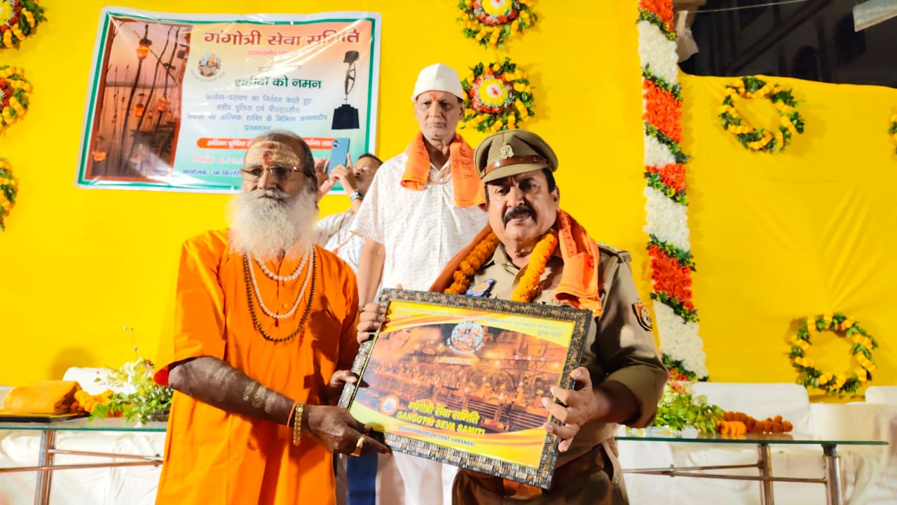 दशाश्वमेध घाट पर वीर शहीदों की याद में जलाए गए आकाशदीप, लोगों ने दी श्रद्धांजलि