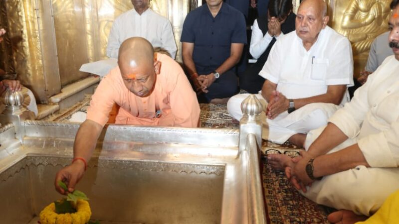मुख्यमंत्री योगी ने पंडित छन्नूलाल मिश्र को दी श्रद्धांजलि, काशी विश्वनाथ मंदिर में किया दर्शन-पूजन