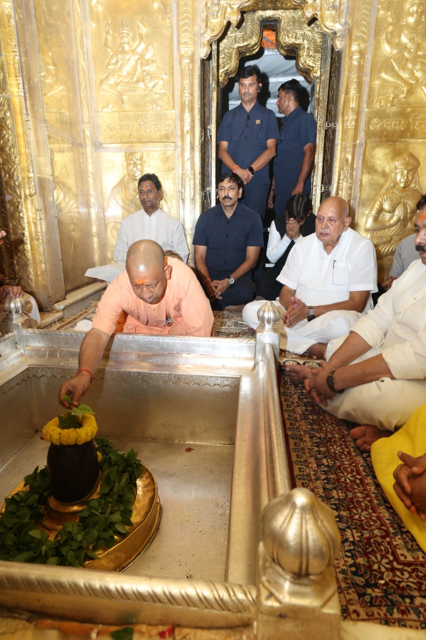 मुख्यमंत्री योगी ने पंडित छन्नूलाल मिश्र को दी श्रद्धांजलि, काशी विश्वनाथ मंदिर में किया दर्शन-पूजन