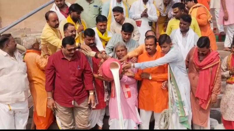 वाराणसी में शरद पूर्णिमा पर जोशी ब्राह्मण संघ द्वारा माँ गंगा का भव्य दुग्धाभिषेक और आरती
