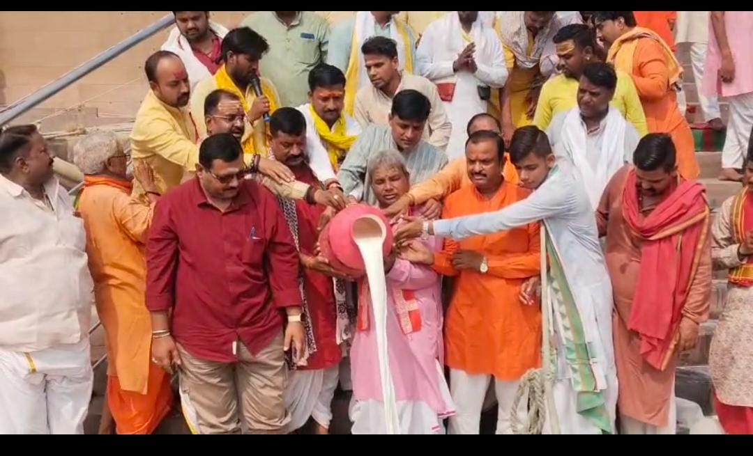 वाराणसी में शरद पूर्णिमा पर जोशी ब्राह्मण संघ द्वारा माँ गंगा का भव्य दुग्धाभिषेक और आरती