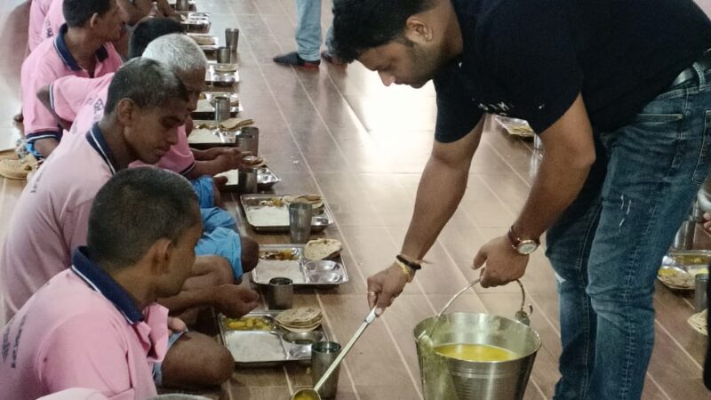 लायंस क्लब काशी द्वारा दशाश्वमेध खिचड़ी बाबा मंदिर में खिचड़ी वितरण