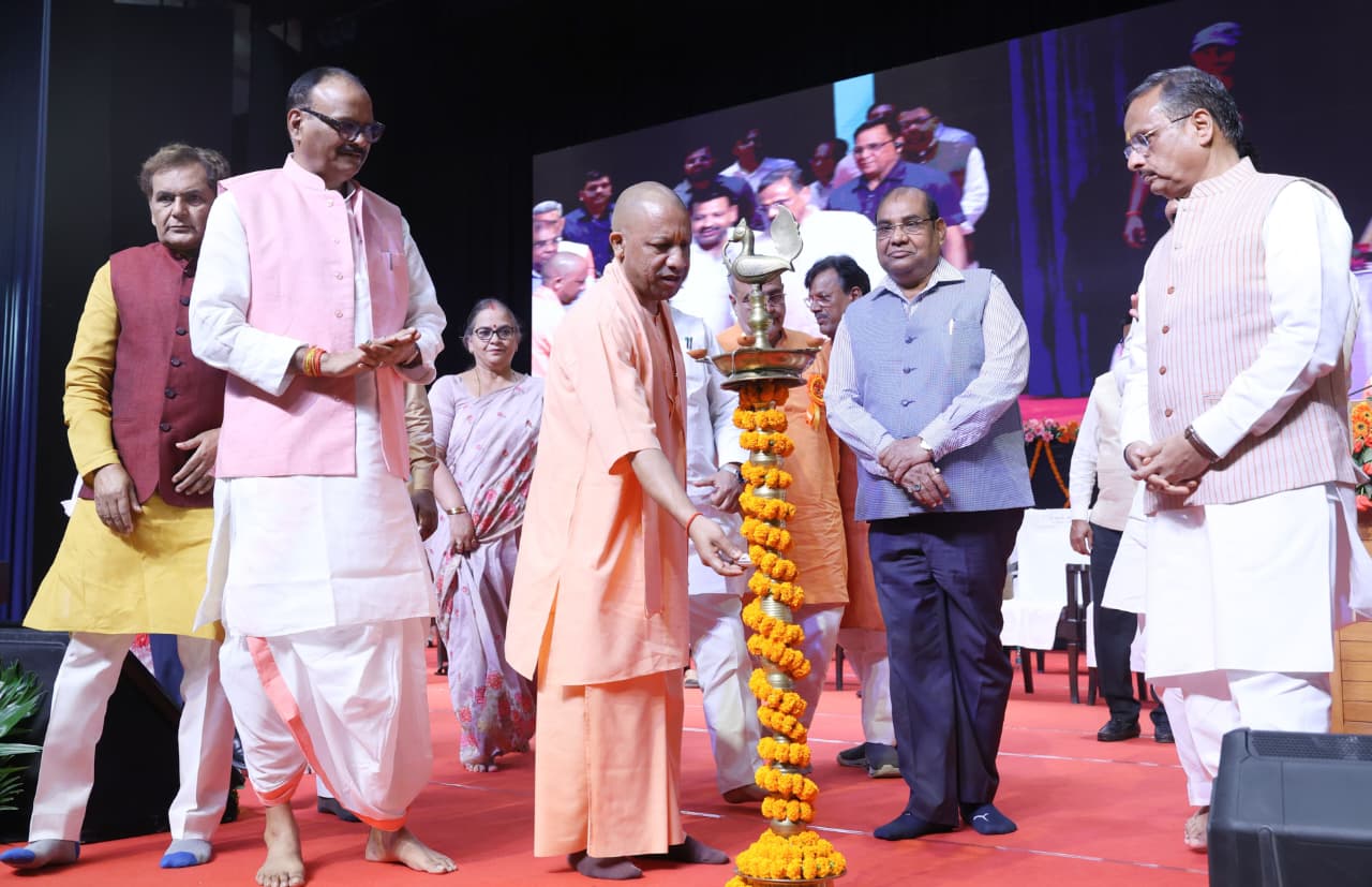 सफाई कर्मचारियों को मिलेगा 35-40 लाख का मुआवजा और स्वास्थ्य बीमा : सीएम योगी