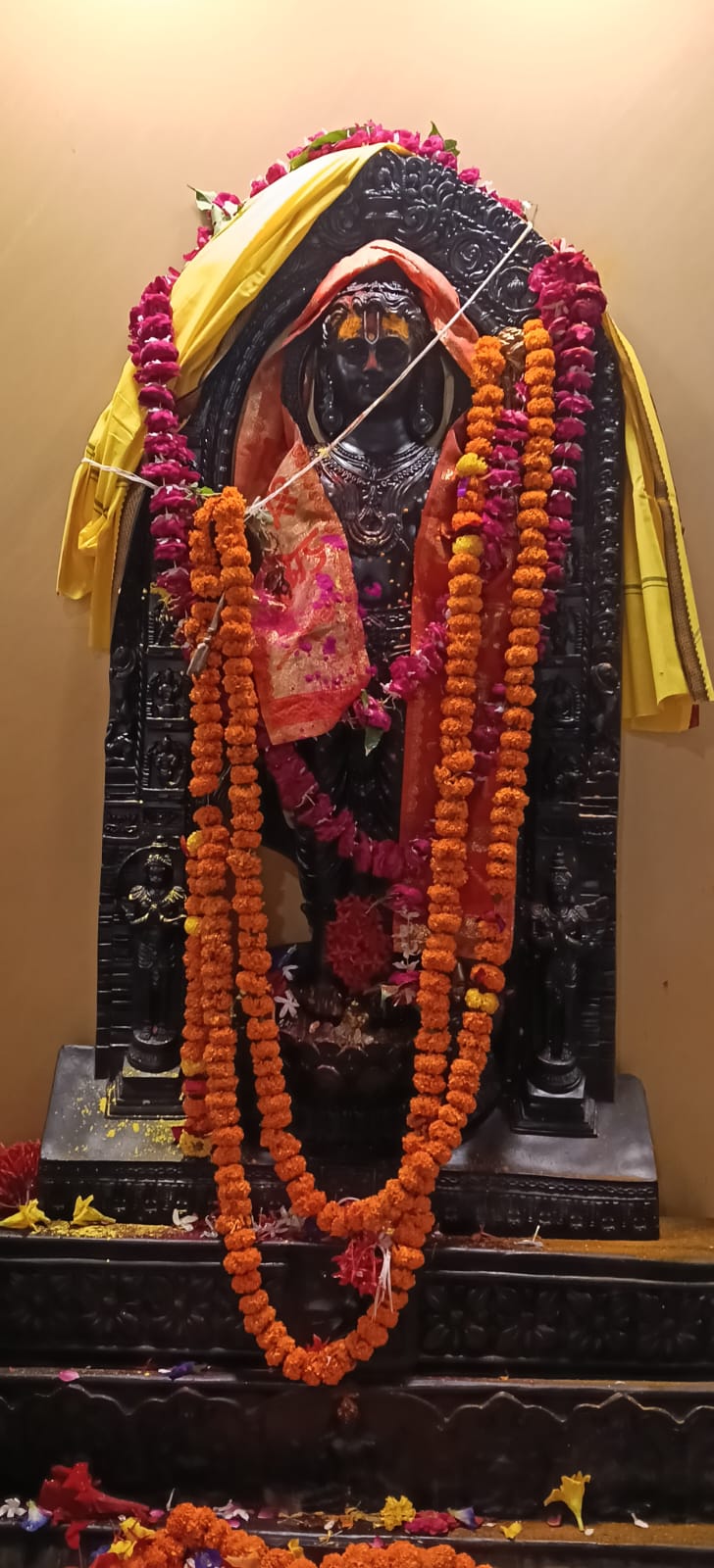 अयोध्या : शबरी रेस्टोरेंट में स्थापित हुई भगवान श्रीराम की भव्य मूर्ति, भक्तों में उमंग