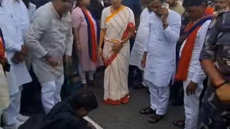 केंद्रीय मंत्री अनुप्रिया पटेल ने सड़क दुर्घटना में घायल को पहुंचाया अस्पताल