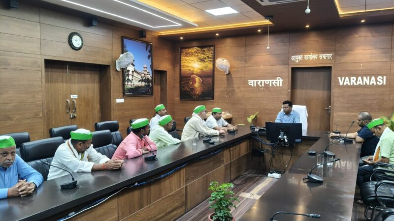 मुआवजा और अधूरी सड़क को लेकर मुख्यमंत्री से मिलने पहुंचे जौनपुर के किसान