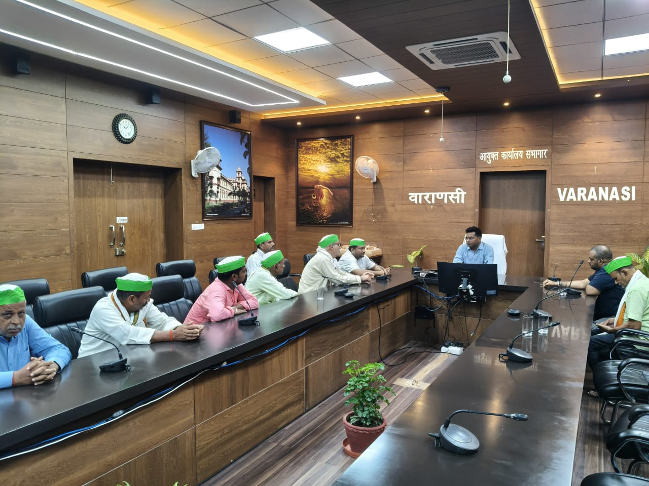 मुआवजा और अधूरी सड़क को लेकर मुख्यमंत्री से मिलने पहुंचे जौनपुर के किसान