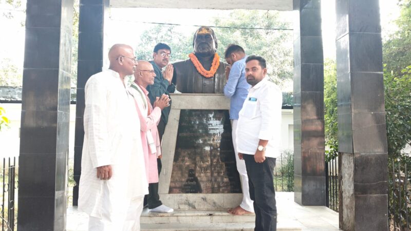 पंडित कमलापति त्रिपाठी की पुण्यतिथि पर माल्यार्पण व श्रद्धांजलि