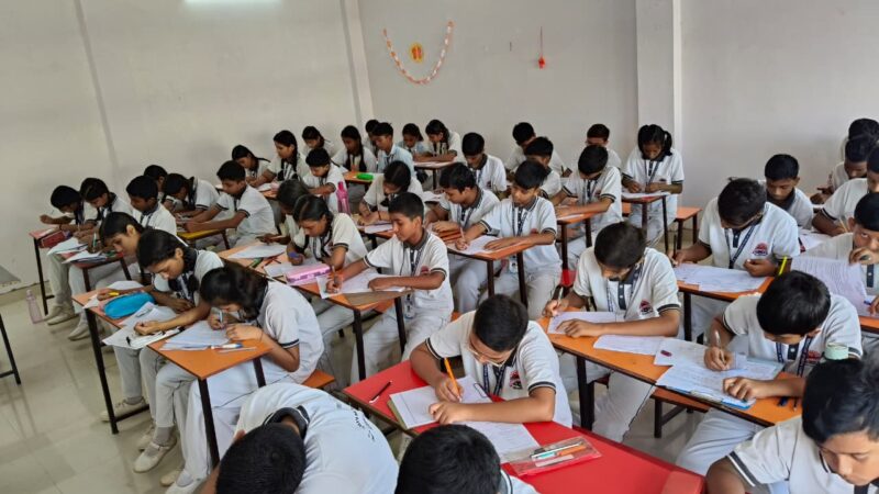 आर.एस. शिव मूर्ति पब्लिक स्कूल, रोहनिया में हाफ इयरली परीक्षा की हुई शुरुआत