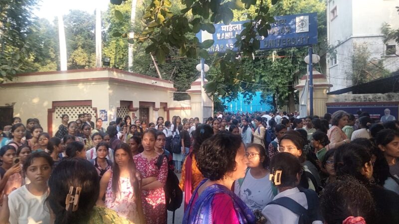 बीएचयू : महिला महाविद्यालय की छात्रा के इलाज में लापरवाही का आरोप लगाते हुए छात्राओं ने किया जोरदार विरोध प्रदर्शन