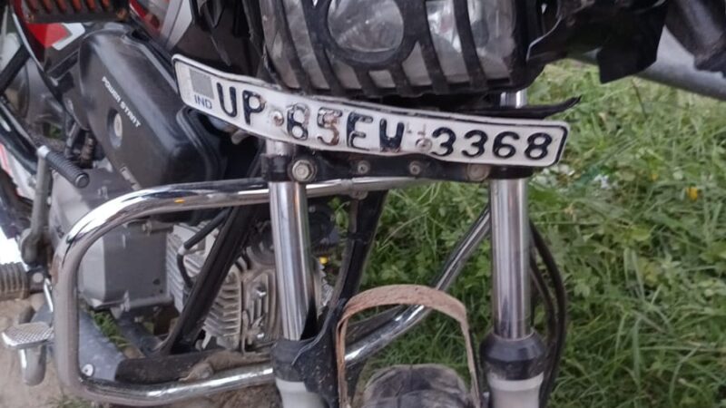 ट्रक से टकरा कर बाल बाल बचे भरत मिलाप मेले देख लौट रहे बाइक सवार तीन युवक