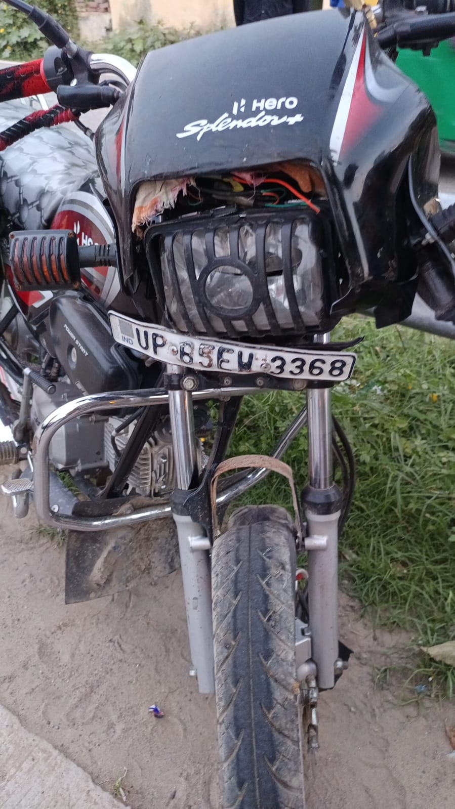 ट्रक से टकरा कर बाल बाल बचे भरत मिलाप मेले देख लौट रहे बाइक सवार तीन युवक