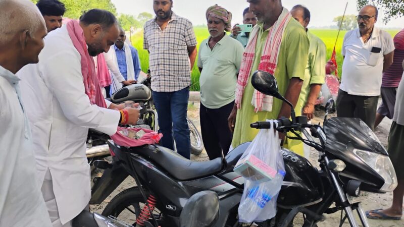 मनोज सिंह ने सरकार को दिखाया आईना, किसानों के साथ खड़े होकर पेश की मिसाल