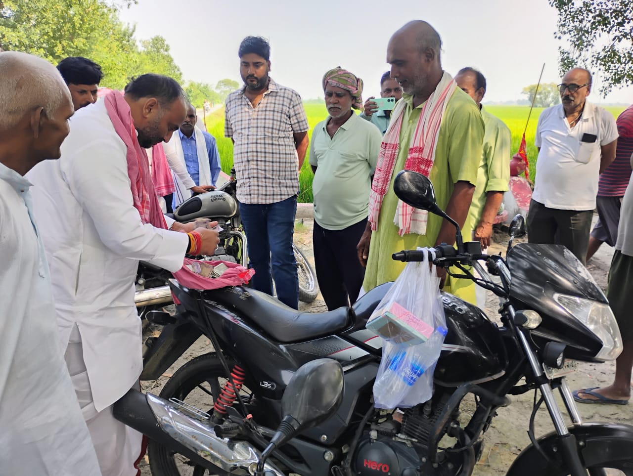 मनोज सिंह ने सरकार को दिखाया आईना, किसानों के साथ खड़े होकर पेश की मिसाल