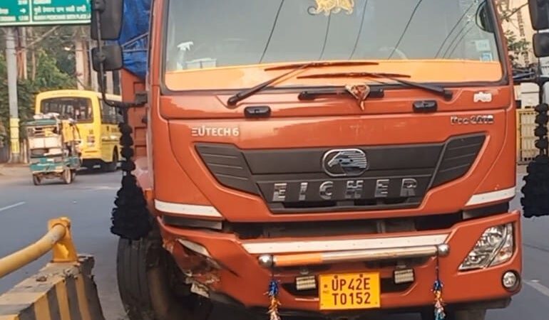खजूरी तिराहे पर लोडेड ट्रक डिवाइडर से टकराया, टला बड़ा हादसा