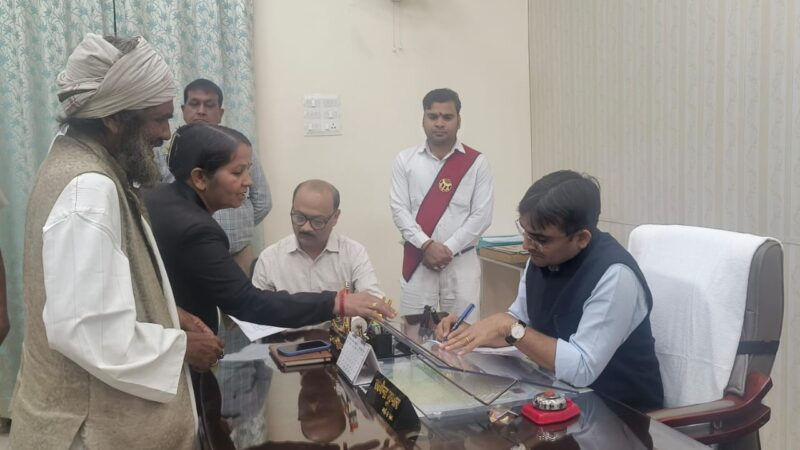 वाराणसी: जिलाधिकारी ने जनता दर्शन में फरियादियों की समस्याएं सुनी