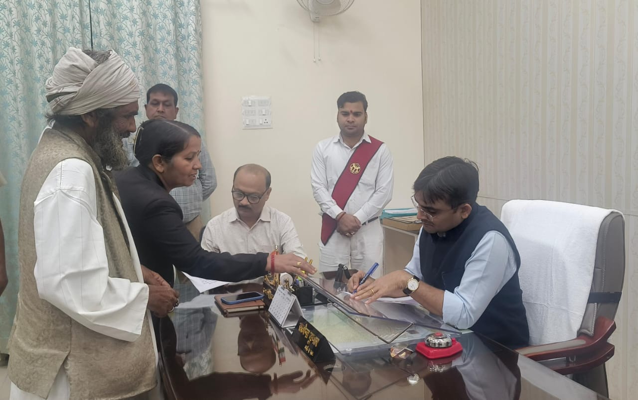 वाराणसी: जिलाधिकारी ने जनता दर्शन में फरियादियों की समस्याएं सुनी
