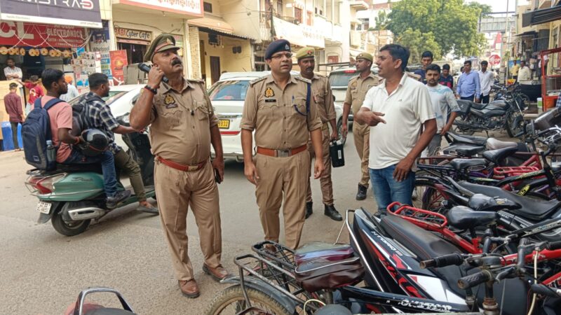 कैंट पुलिस का भोजूबीर अर्दली बाजार में अतिक्रमण के खिलाफ सख्त अभियान
