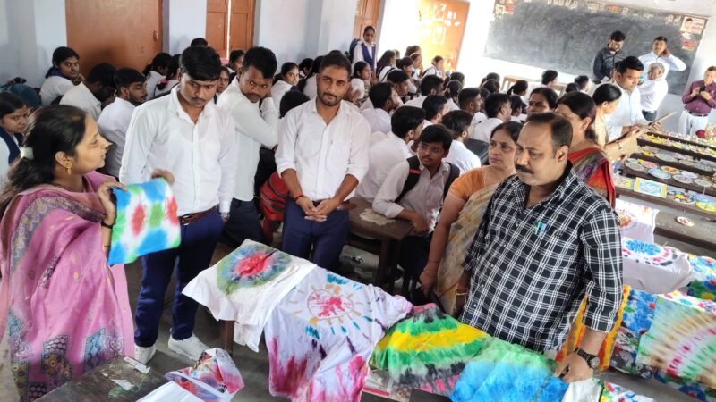 तीन दिवसीय कार्यशाला में कचरे से बनी शिक्षण सामग्री