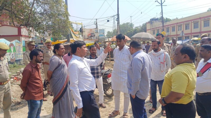 चंदौली: कोतवाली के बाहर दुकान निर्माण को लेकर पालिका और पुलिस आमने-सामने