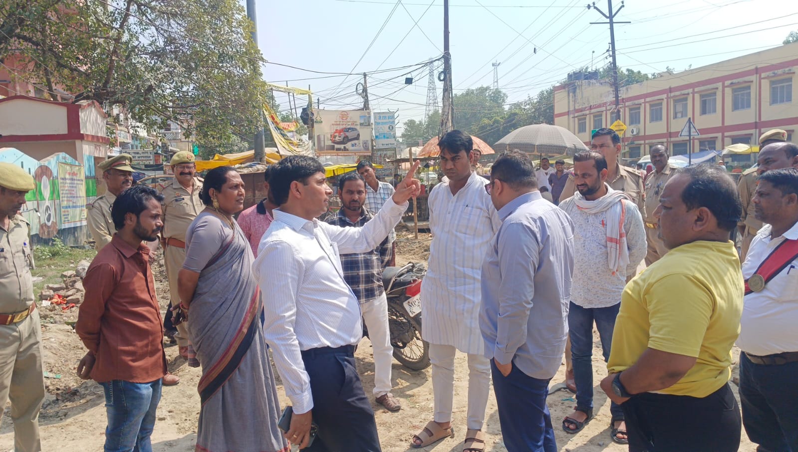 चंदौली: कोतवाली के बाहर दुकान निर्माण को लेकर पालिका और पुलिस आमने-सामने