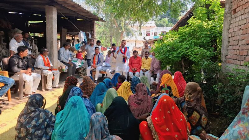 रोहनिया विधायक ने गांवों में जनचौपाल के माध्यम से डॉ सोनेलाल की श्रद्धांजलि सभा के लिए किया जनसंपर्क