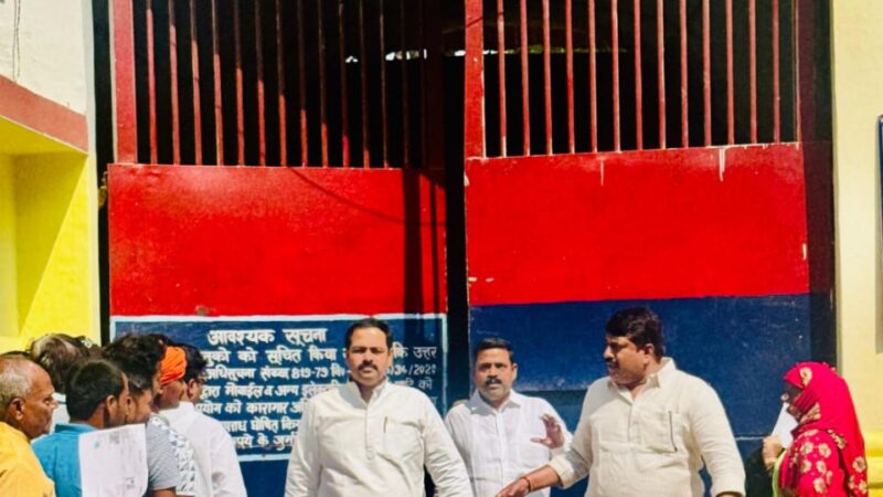 सपा नेता अजय फौजी से जिला कारागार में मिले पार्टी कार्यकर्ता
