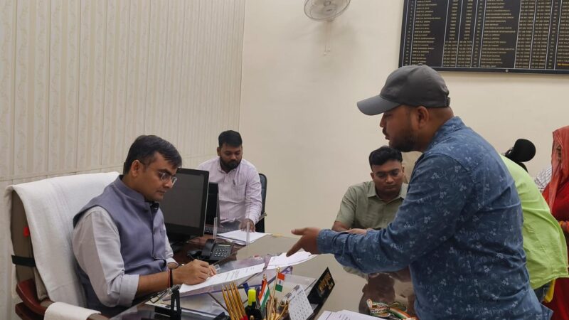 जिलाधिकारी ने जनता दर्शन में समस्याओं के समयबद्ध निस्तारण के दिए निर्देश