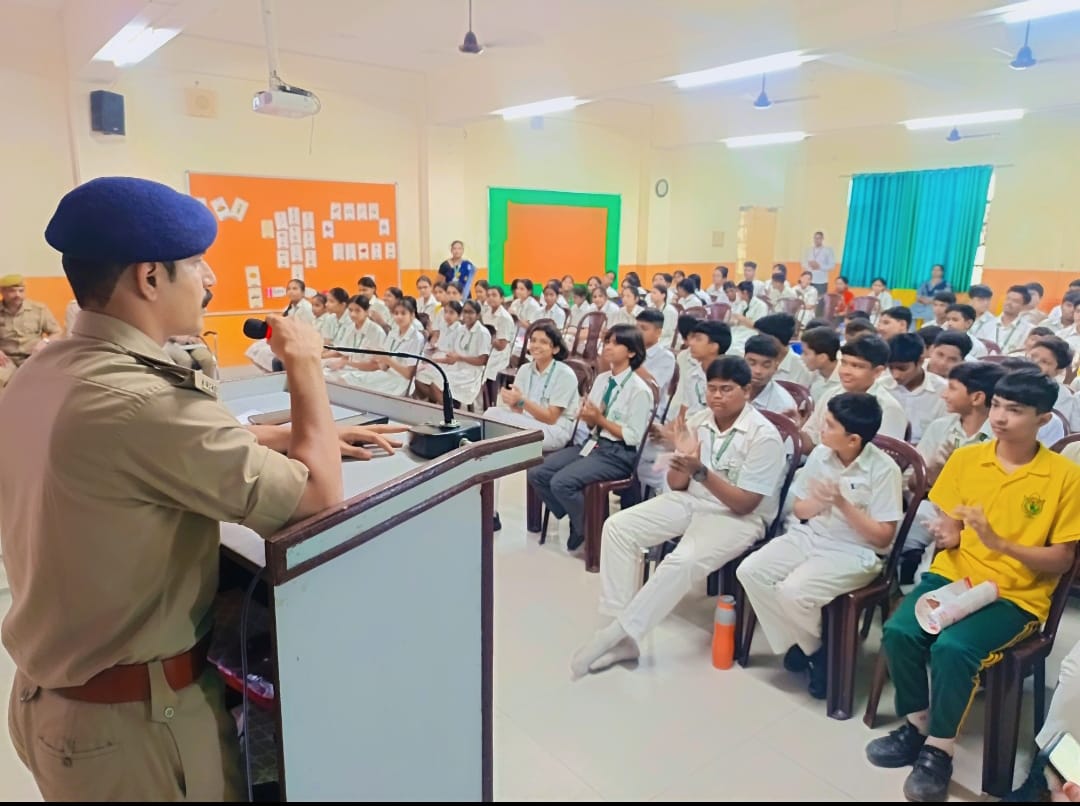 डीपीएस काशी में बच्चों को साइबर अपराध और महिला सुरक्षा के प्रति किया जागरूक