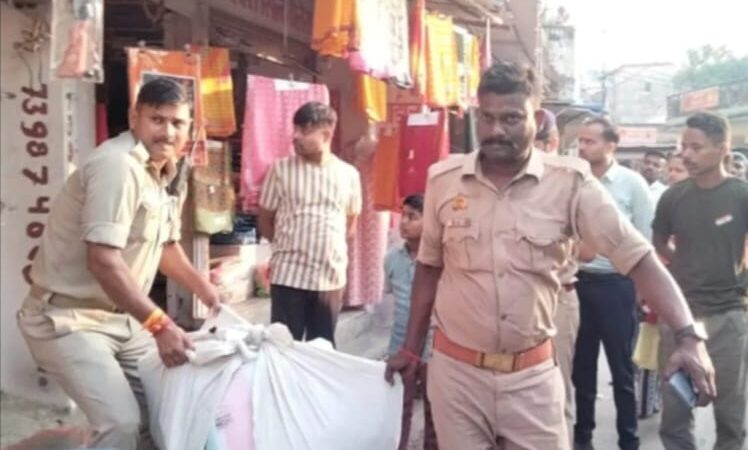 कपड़ा दुकान से 3.5 क्विंटल अवैध पटाखे बरामद