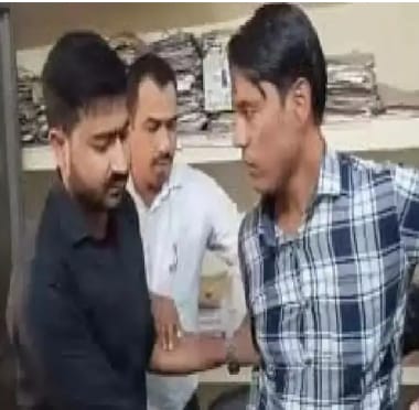 मुग़लसराय में फायर एनओसी के नाम पर रिश्वतखोर लेते मुंशी गिरफ्तार