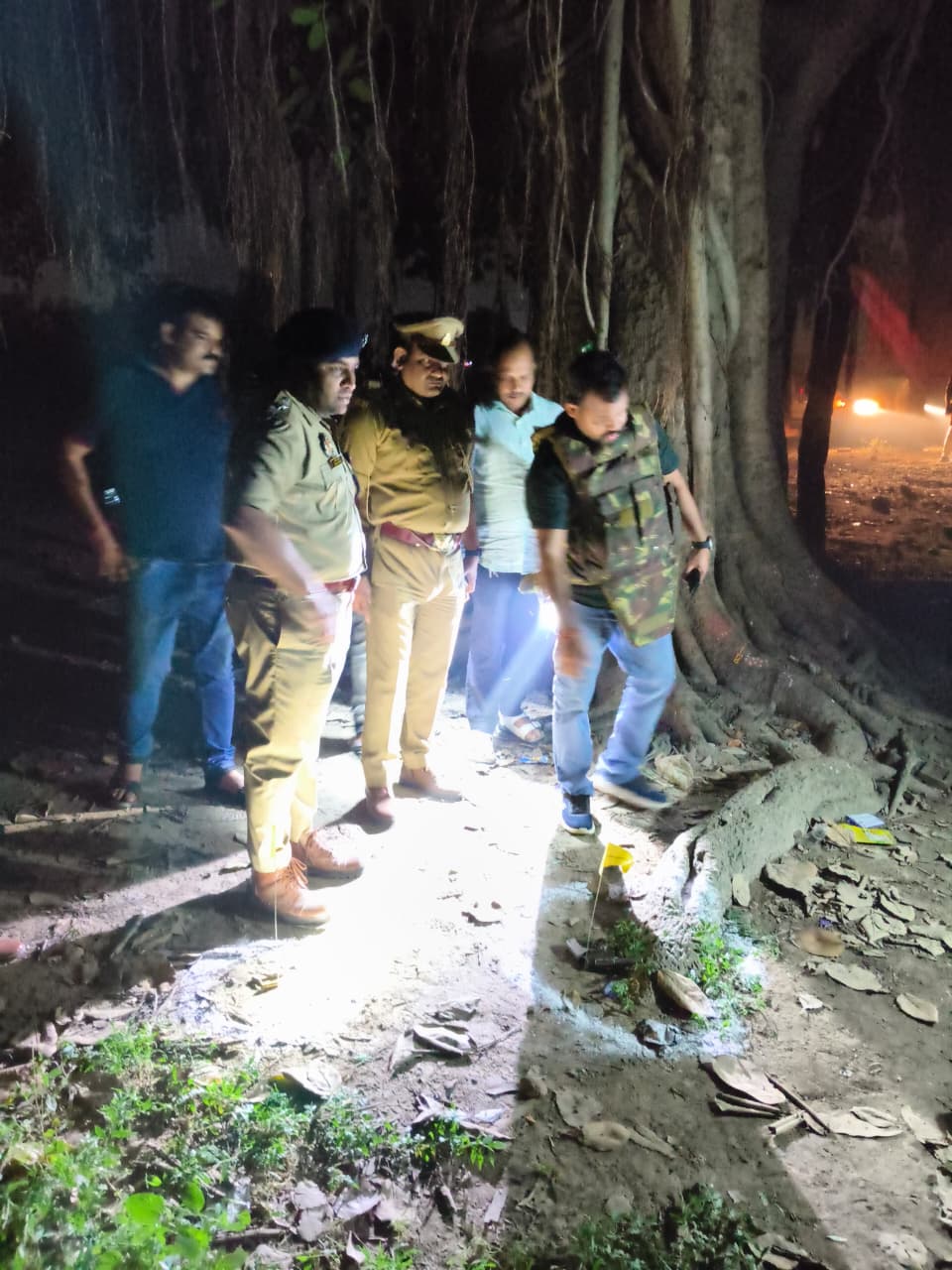 रोहनियां में पुलिस और बदमाशों के बीच मुठभेड़, दो चेन स्नैचर घायल