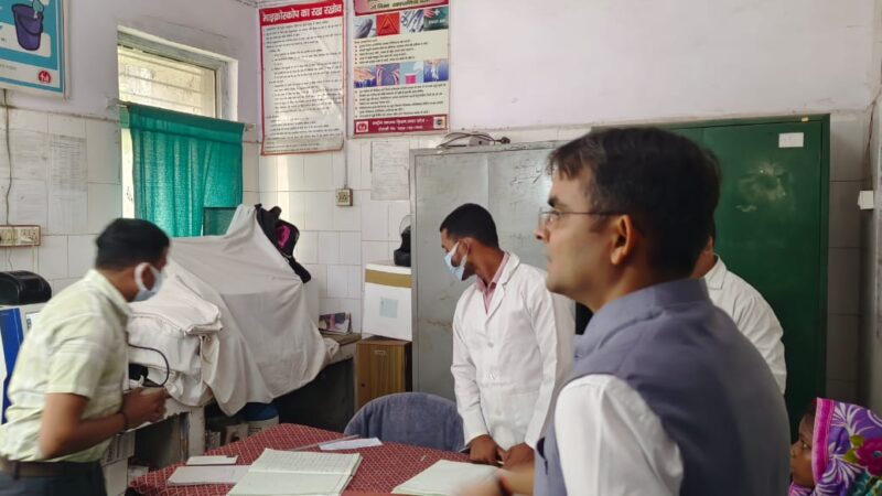 जिलाधिकारी ने प्राथमिक स्वास्थ्य केंद्र पिंडरा में दो डॉक्टरों और एक फार्मासिस्ट को किया निलंबित