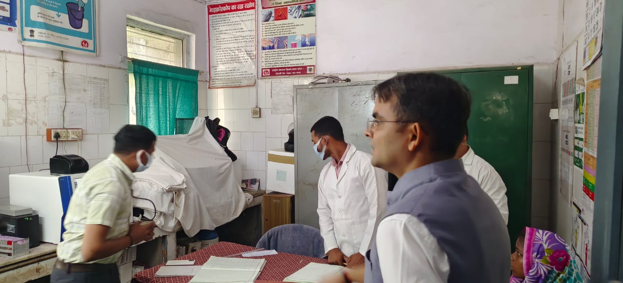जिलाधिकारी ने प्राथमिक स्वास्थ्य केंद्र पिंडरा में दो डॉक्टरों और एक फार्मासिस्ट को किया निलंबित