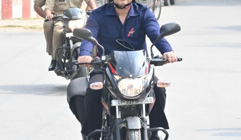 पुलिस आयुक्त ने बाइक से लिया सुरक्षा व्यवस्था का जायजा