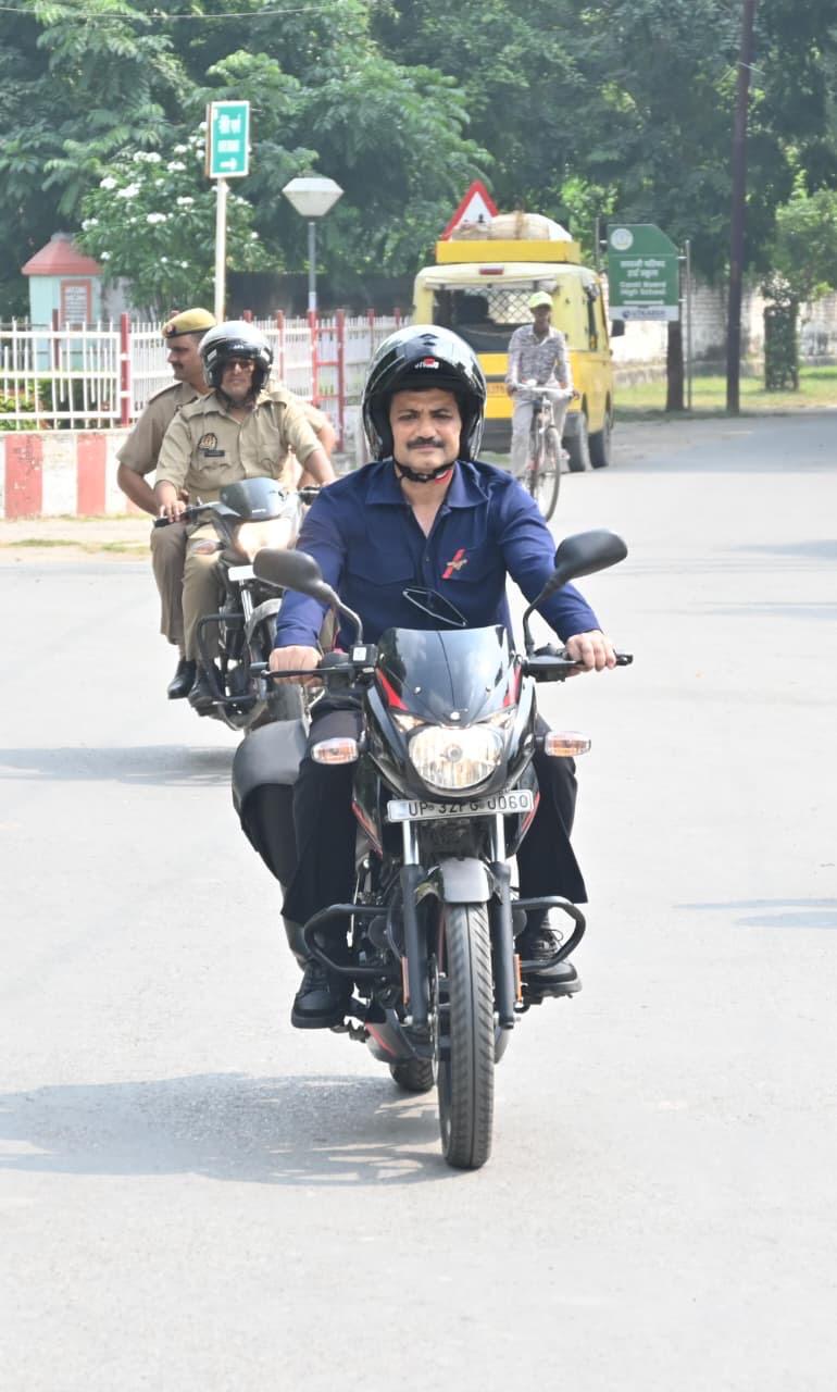 पुलिस आयुक्त ने बाइक से लिया सुरक्षा व्यवस्था का जायजा