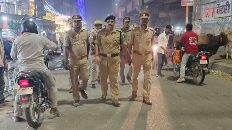 राजातालाब कस्बे में एसीपी अजय कुमार श्रीवास्तव के नेतृत्व में पैदल गश्त