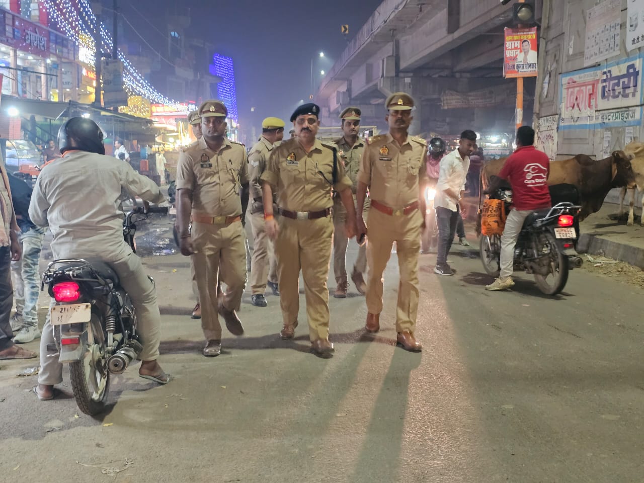 राजातालाब कस्बे में एसीपी अजय कुमार श्रीवास्तव के नेतृत्व में पैदल गश्त