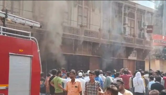 कपड़े के शोरूम में शॉर्ट सर्किट से लगी आग, लाखों का नुकसान