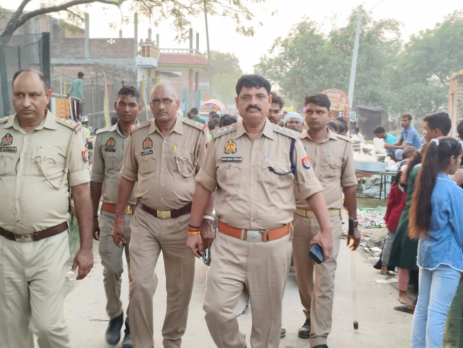एसीपी अजय कुमार श्रीवास्तव ने मेला करधना में किया भ्रमण, सुरक्षा व्यवस्था का लिया जायजा