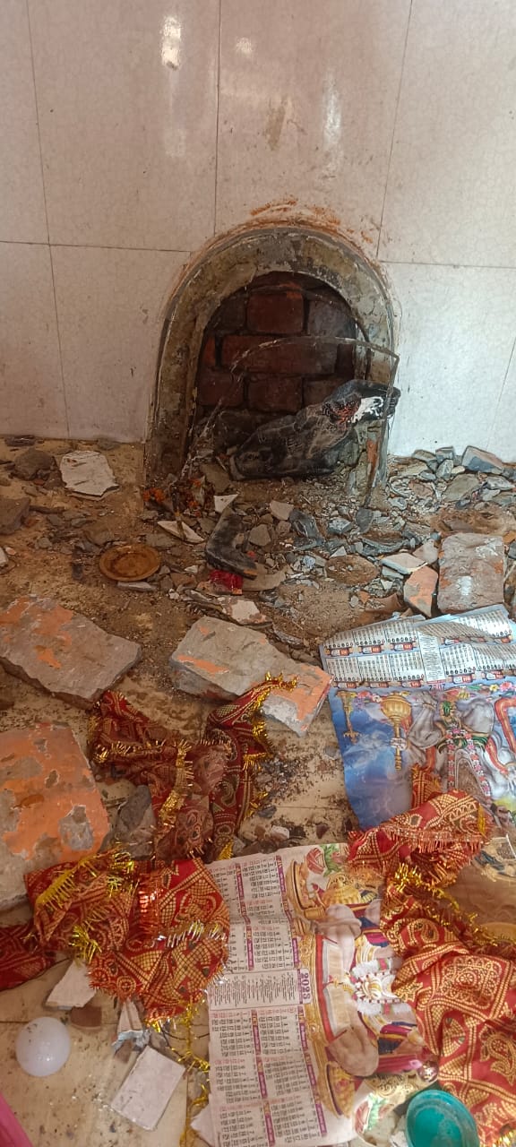 अज्ञात बदमाशों ने काली मंदिर में तोड़फोड़ मचाई, मूर्ति क्षतिग्रस्त, ग्रामीणों में आक्रोश
