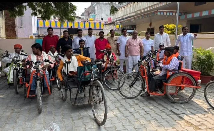 भाजपा जिलाध्यक्ष ने सफाई कर्मियों और दिव्यांगजनों को बांटी मिठाई
