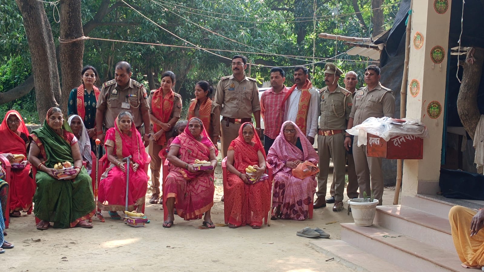 काशी कुष्ठ सेवा आश्रम में पुलिस ने असहाय वृद्धों के साथ मनाई दीपावली