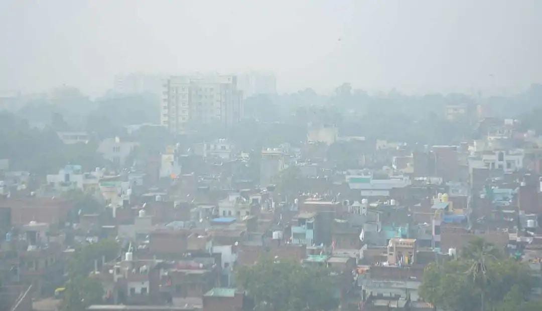 दीपावली की आतिशबाजी से बिगड़ी काशी की हवा :- AQI पहुंचा 236,सुबह आसमान में दिखा धुंध, बच्चों और अस्थमा मरीज को खतरा