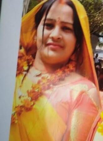अज्ञात वाहन की चपेट में आने से बाइक सवार पत्नी की मौत पति घायल-