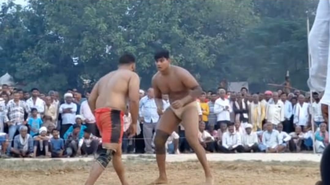 हजारों दर्शकों ने देखा रोमांचक मुकाबला, अंतिम कुश्ती बराबरी पर छूटी
