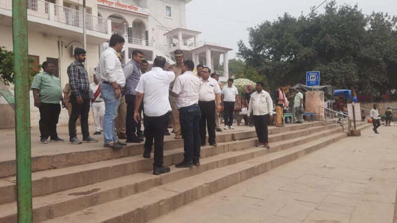 छठ, गंगा महोत्सव और देव दीपावली की तैयारियों को लेकर जिलाधिकारी ने किया घाटों का निरीक्षण