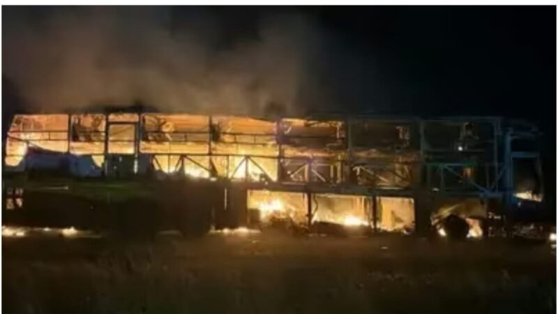 आंध्र प्रदेश : कुरनूल में बाइक से टक्कर के बाद बस में लगी भीषण आग