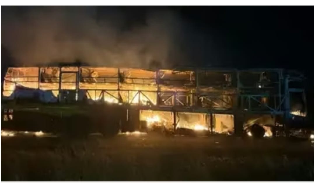 आंध्र प्रदेश : कुरनूल में बाइक से टक्कर के बाद बस में लगी भीषण आग