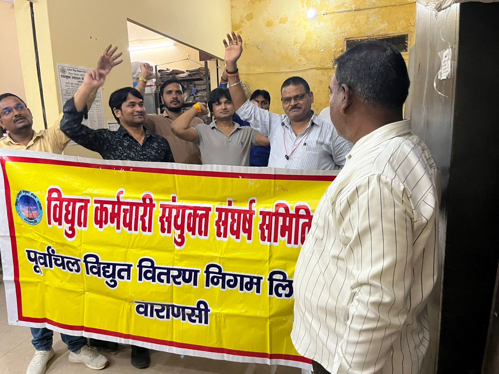 बनारस के बिजली कर्मियों का 332वां दिन भी प्रदर्शन जारी